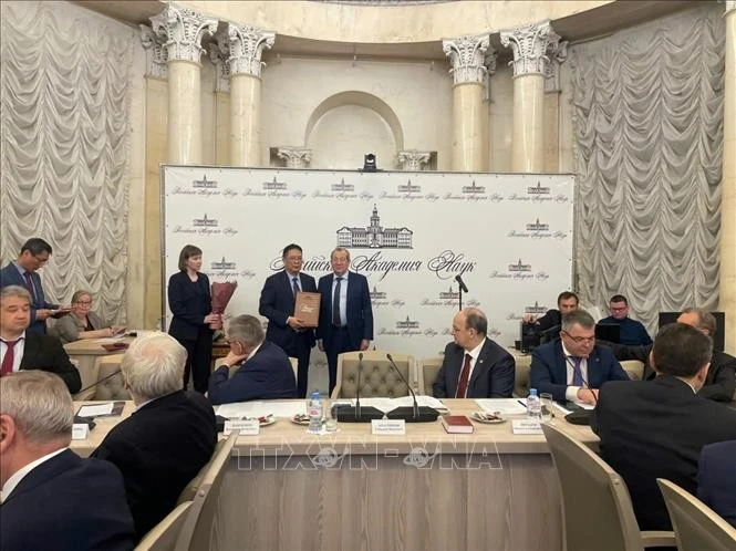 El profesor Chau Van Minh recibe el título de miembro de la RAS (Foto: VNA)