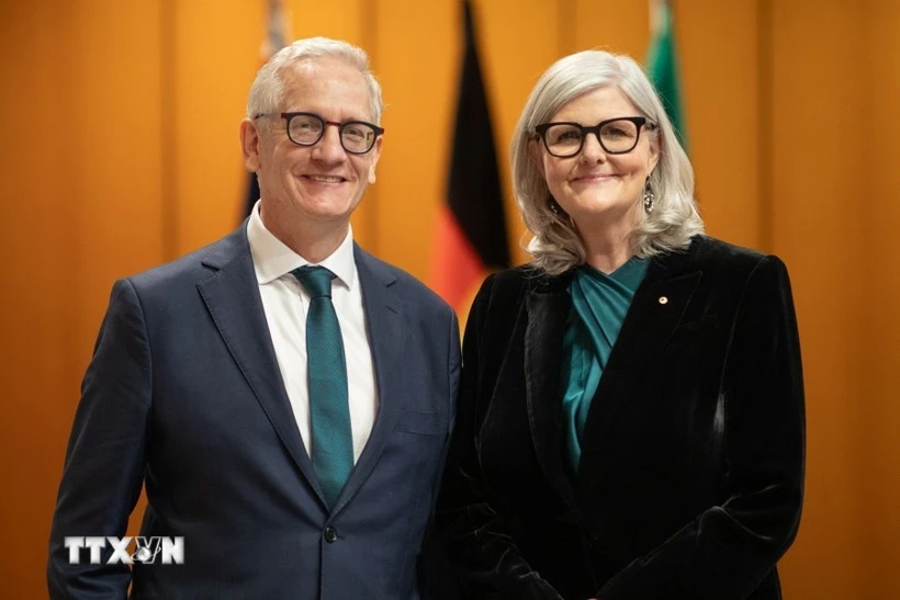La gobernadora general de Australia, Sam Mostyn, y su esposo. (Foto: VNA)
