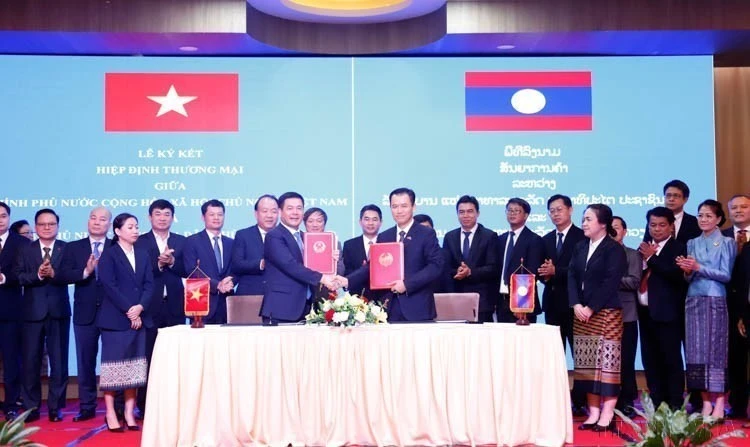 El ministro de Industria y Comercio de Vietnam, Nguyen Hong Dien, y su par de Laos, Malaithong Kommasith, firman el nuevo Acuerdo Comercial entre ambos países (Vientián, 8 de abril de 2024). (Foto: VNA)