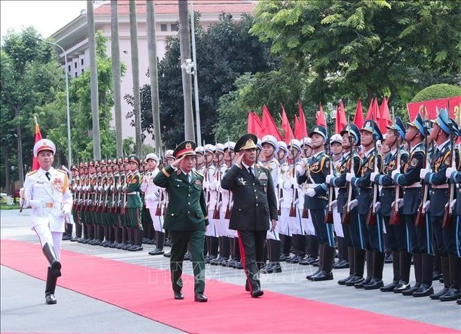 El ministro de Defensa Nacional de Vietnam, general Phan Van Giang, ofrece una ceremonia de bienvenida al ministro de Defensa de Azerbaiyán, coronel general Hasanov Zakir Asgar Oglu. (Foto: VNA)