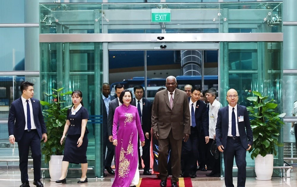 La vicepresidenta de la Asamblea Nacional de Vietnam, Nguyen Thi Thanh, recibe al titular de la Asamblea Nacional del Poder Popular y del Consejo de Estado de Cuba, Esteban Lazo Hernández, en el Aeropuerto Internacional de Noi Bai, Hanói. (Foto: VNA)