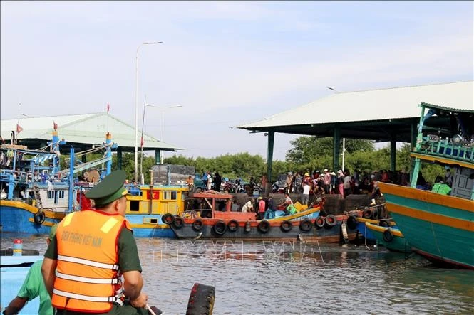 La Estación de Guardia Fronteriza de Thanh Hai organiza patrullas de barcos pesqueros que entran al puerto de Phu Hai, distrito de Phu Thuy (provincia de Lam Dong). (Foto: VNA)