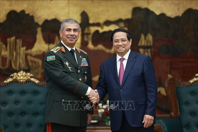 El primer ministro de Vietnam, Pham Minh Chinh, recibe al ministro de Defensa de Azerbaiyán, teniente general Zakir Hasanov. (Foto: VNA)
