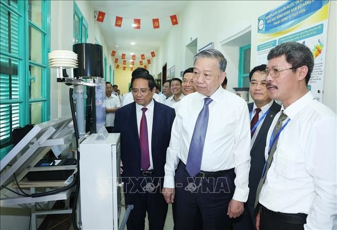 El secretario general del Partido Comunista de Vietnam , To Lam, el primer ministro Pham Minh Chinh y delegados asisten a una introducción a las aplicaciones de la energía nuclear para la paz. (Foto: VNA)