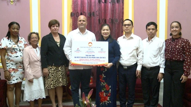 Truong Thi Ngoc Anh, vicepresidenta del Comité Central del Frente de la Patria de Vietnam, entregó obsequios a los Comités de Defensa de la Revolución (CDR) de Cuba (septiembre de 2023). (Foto:VNA) 