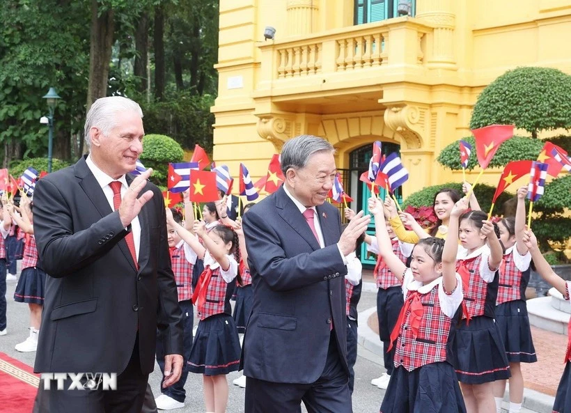 El secretario general del Partido Comunista de Vietnam, To Lam, y el primer secretario del Comité Central del Partido Comunista de Cuba y presidente de la República, Miguel Díaz-Canel, en el acto de bienvenida. (Foto: VNA)