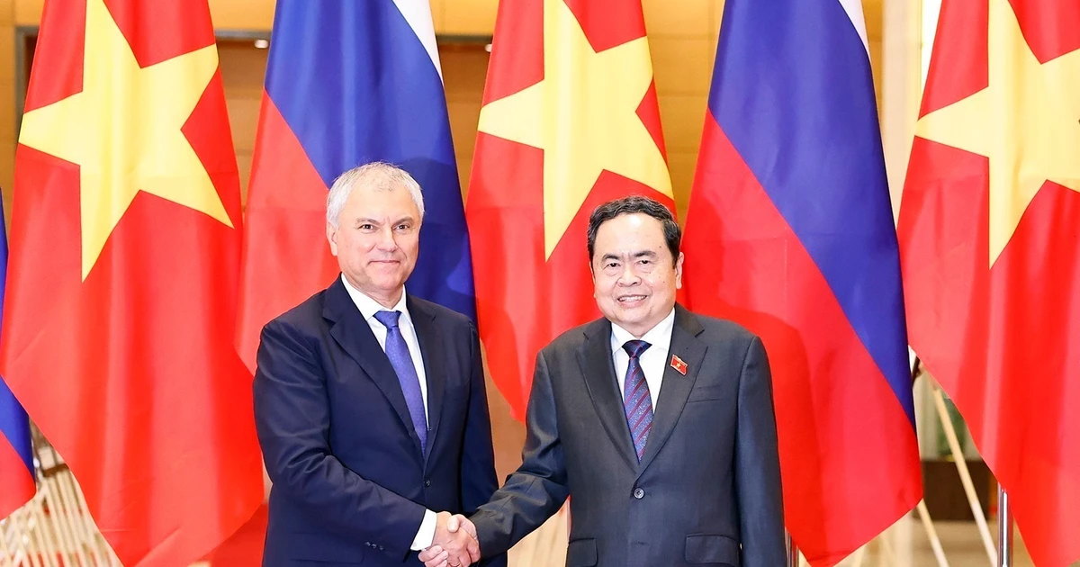 El presidente de la Asamblea Nacional de Vietnam, Tran Thanh Man, se reúne con el titular de la Duma Estatal de de la Asamblea Federal de Rusia, Vyacheslav Volodin. (Foto: VNA)