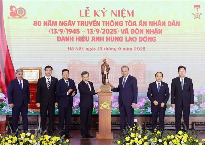 El secretario general del Partido Comunista de Vietnam, To Lam, presenta una estatua del Presidente Ho Chi Minh al Tribunal Supremo Popular. (Foto: VNA)