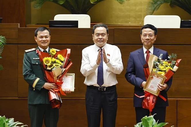 El presidente de la AN, Tran Thanh Man, entrega méritos al ministro de Ciencia y Tecnología, Nguyen Manh Hung, y al presidente y director general del Grupo Viettel, Tao Duc Thang. (Foto: VNA)