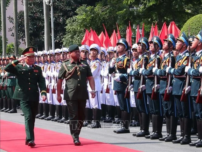 El general Nguyen Tan Cuong, jefe del Estado Mayor General del EPV y viceministro de Defensa, y el mayor general Dato Paduka Seri Faji Muhammad Haszaimi Bin Bol Hassan, comandante de las FARB de Brunéi, pasan revista a la guardia de honor. (Foto: VNA) 