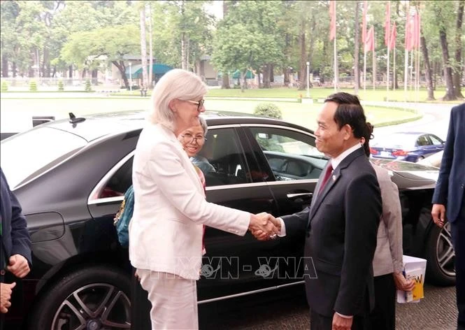 La gobernadora general de Australia, Sam Mostyn, se reúne con Tran Luu Quang, secretario del Comité del Partido en Ciudad Ho Chi Minh. (Foto: VNA) 