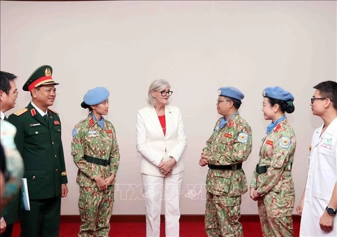 La gobernadora general de Australia, Sam Mostyn, se reúne con las fuerzas vietnamitas de paz. (Foto: VNA)