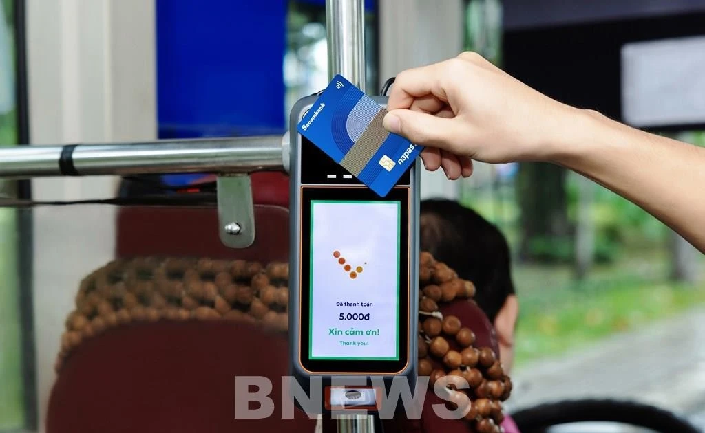 Los pasajeros podrán abonar directamente al subir al autobús con solo acercar su tarjeta ATM nacional NAPAS (Foto: VNA) 