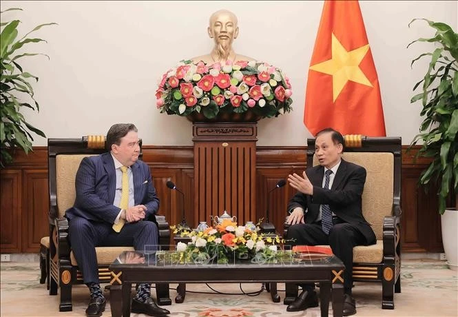 El secretario del Comité Central del Partido Comunista y ministro interino de Relaciones Exteriores de Vietnam, Le Hoai Trung (derecha), conversa con el embajador de Washington en Hanói, Marc Knapper. (Foto: VNA) 
