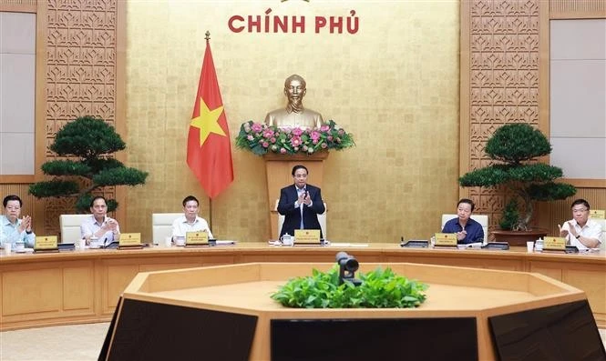 El primer ministro de Vietnam, Pham Minh Chinh, preside la reunión. (Foto: VNA)