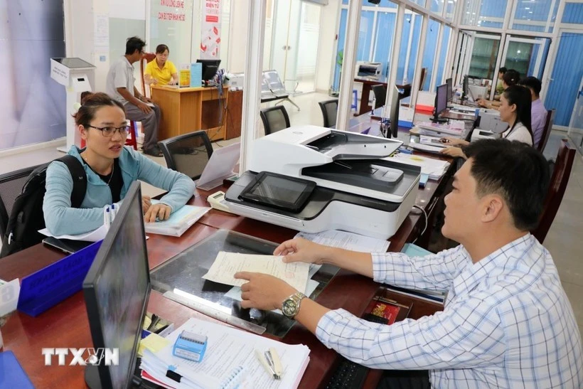 Trámites administrativos en el Centro de Atención al Público de la comuna de Tra Vinh, provincia de Vinh Long. (Foto: VNA) 