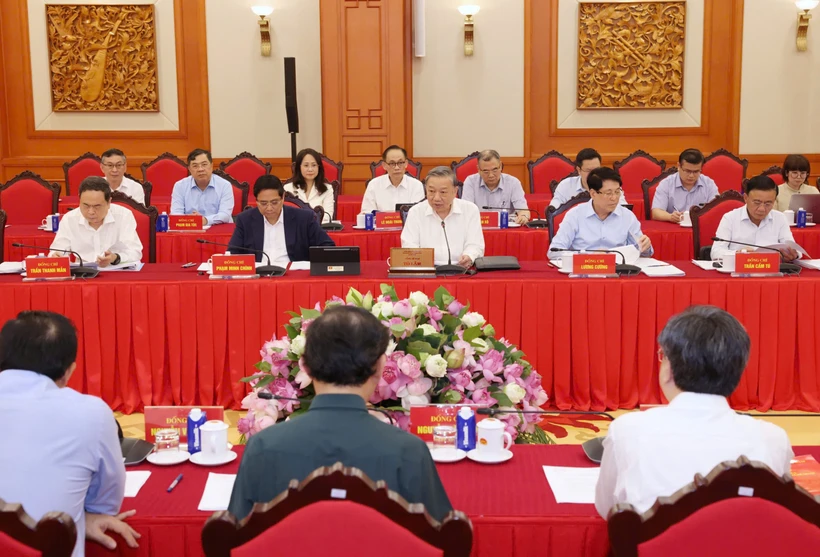 Entre los líderes clave del Partido y del Estado se incluyen el Secretario General del Partido, el Presidente del Estado, el Primer Ministro, el Presidente de la Asamblea Nacional y el Miembro Permanente del Secretariado del Comité Central del Partido. (Foto: dangcongsan.vn)