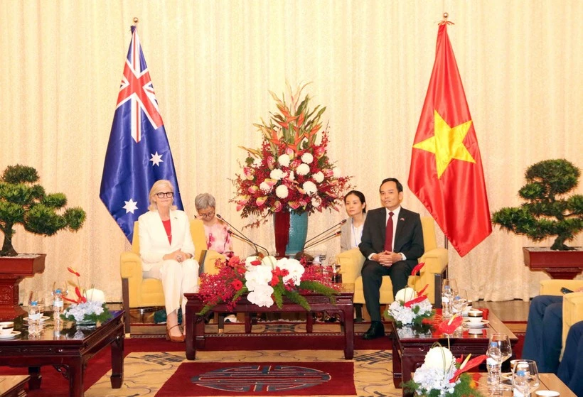 El secretario del Comité del Partido de Ciudad Ho Chi Minh, Tran Luu Quang (der.), se reúne con la gobernadora general de Australia, Sam Mostyn, el 12 de septiembre. (Foto: VNA) 