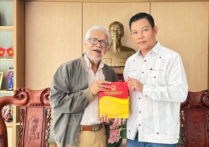 El embajador de Vietnam en Venezuela, Vu Trung My, entrega un obsequio conmemorativo a Jorge Rondón Uzcátegui. (Foto: Embajada de Vietnam en Venezuela)