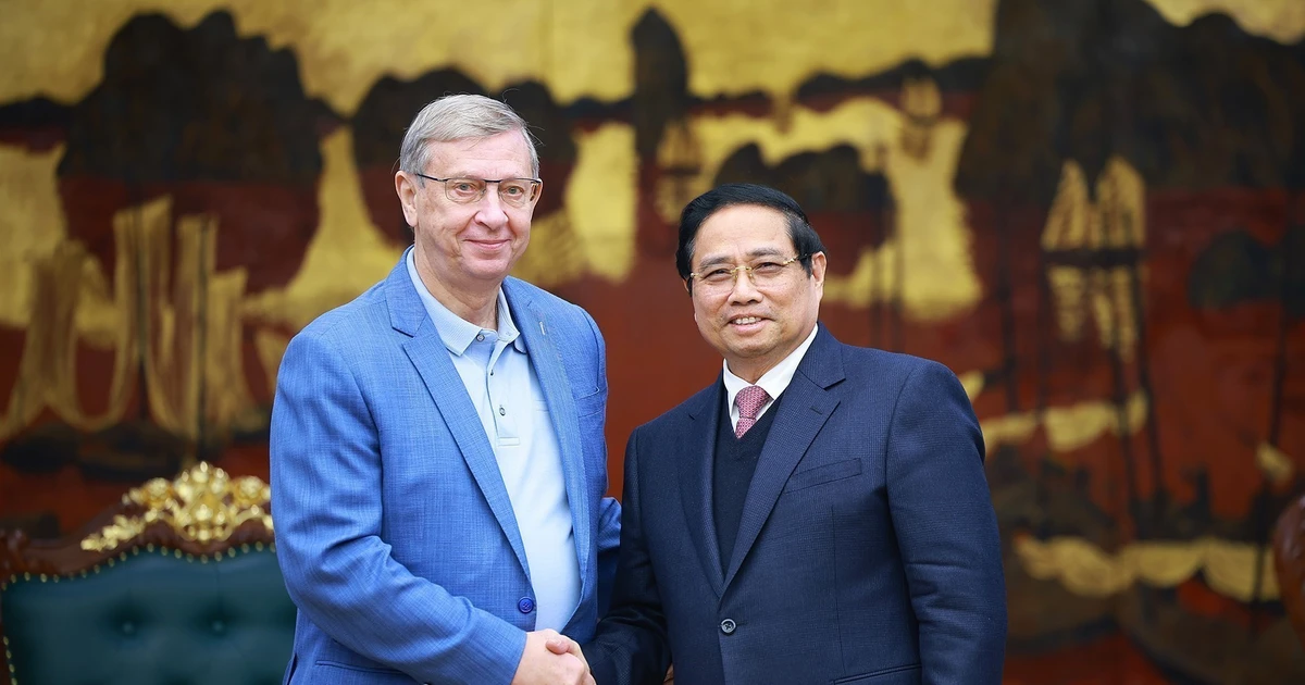 El primer ministro de Vietnam, Pham Minh Chinh, recibe al presidente del Grupo AFK Sistema de Rusia, Vladimir Petrovich Evtushenkov (Fuente: VNA)
