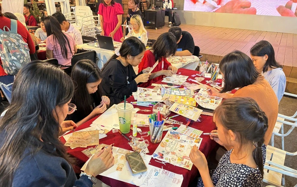 La segunda edición del Festival del Libro y la Cultura Nocturna abre sus puertas en la calle de libros Nguyen Van Binh. (Foto: VNA)