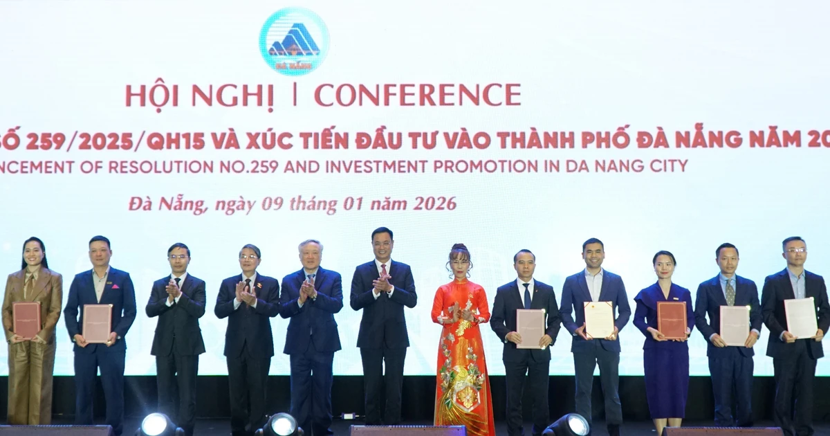Entregan certificados de membresía al Centro Financiero Internacional de Vietnam en la ciudad de Da Nang. Foto: VNA.