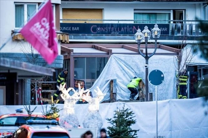 El incendio fue registrado en la madrugada del 1 de enero en el bar Le Constellation, ubicado en la estación de esquí de Crans-Montana, en el cantón de Valais, Suiza (Foto: VNA)