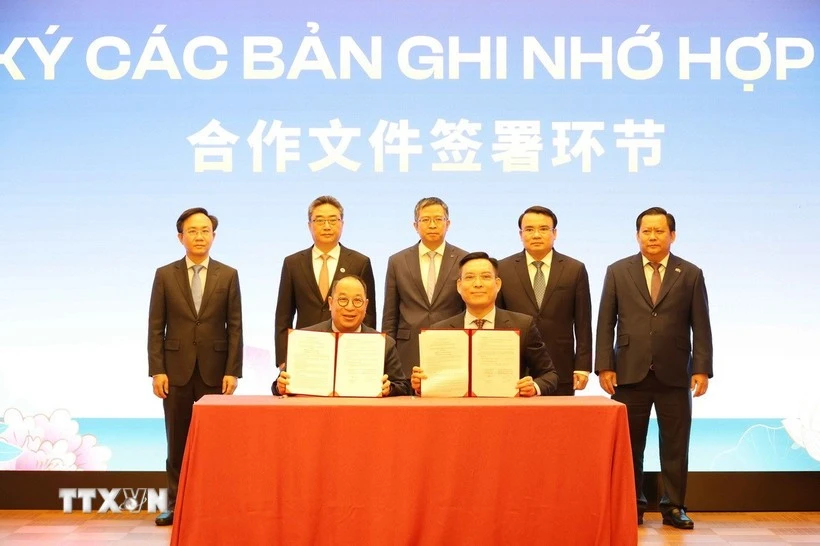 Firma de un memorando de cooperación entre empresas de Vietnam y China (Foto: VNA) 