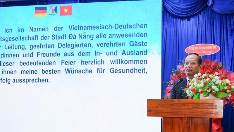 Nguyen Huu Lai, presidente de la filial municipal de la Asociación de Amistad Vietnam-Alemania, habla en la cita (Foto: nhandan.vn)