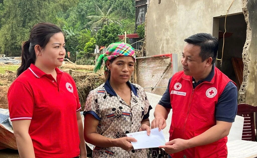 La Cruz Roja de Vietnam brinda ayuda de emergencia a las personas afectadas por el tifón número 11 en Lao Cai. (Foto: VNA)