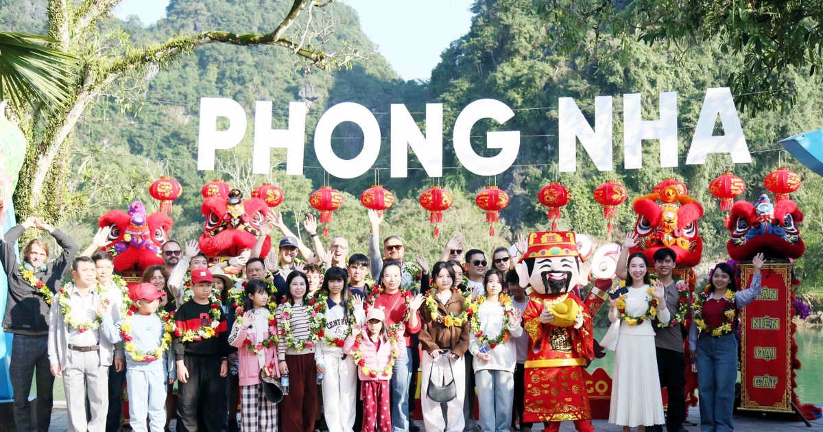 Visitantes en la cueva de Phong Nha. (Foto: VNA)