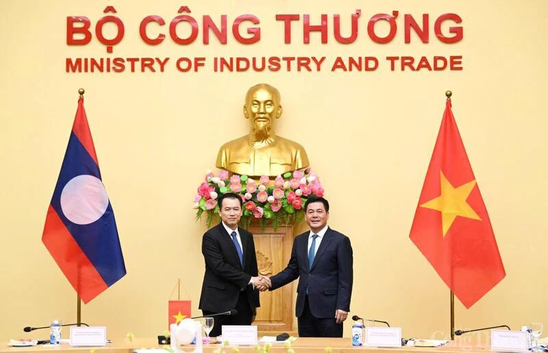 El ministro vietnamita Nguyen Hong Dien y su homólogo laosiano, Malaithong Kommasith. (Foto: VNA)