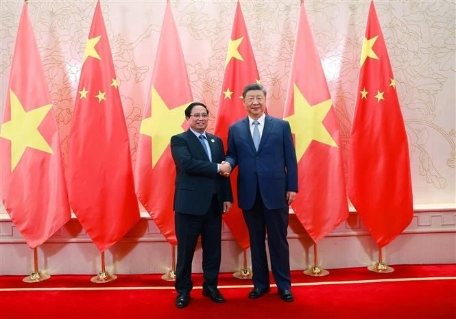 El primer ministro de Vietnam, Pham Minh Chinh (izquierda) sostiene un encuentro con el secretario general del Partido Comunista y presidente de China, Xi Jinping (Fuente: VNA) 