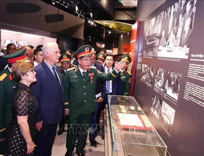 El primer secretario del Comité Central del Partido Comunista de Cuba y presidente de la República, Miguel Díaz-Canel Bermúdez, y su esposa visitan el Museo de Historia Militar de Vietnam (Fuente: VNA) 