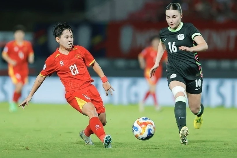 La vietnamita Ngan Thi Van Su (21) y la australiana Chessari (16) compiten por el balón en las semifinales de la Copa Serenity MSIG Femenina de la ASEAN 2025, el 16 de agosto. (Foto: VNA)