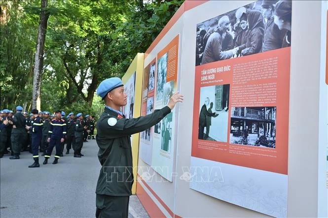 Un soldado vietnamita visita el Sitio de la Reliquia del Presidente Ho Chi Minh. (Foto: VNA)