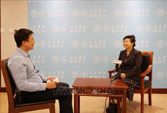 Liu Ying, investigadora del Instituto Chongyang de Estudios Financieros de la Universidad Renmin de China concede una entrevista a reporteros de la Agencia Vietnamita de Noticias (Fuente: VNA) 