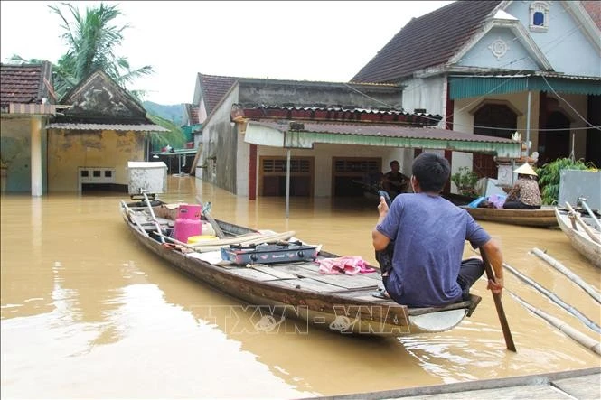Casas y pertenencias de los residentes de la aldea de Vinh Hoan en provincia de Nghe An, sumergidas por las aguas. (Foto: VNA)