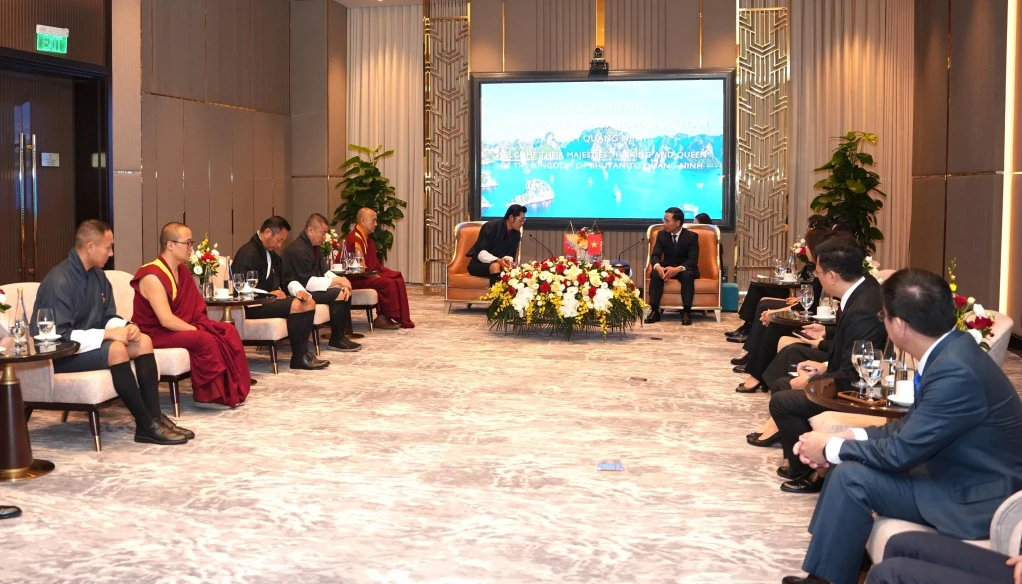 El presidente del Comité Popular de la provincia de Quang Ninh, Pham Duc An, recibe al Rey Jigme Khesar Namgyel Wangchuck y a la Reina Jetsun Pema Wangchuck de Bután. (Foto: VNA)
