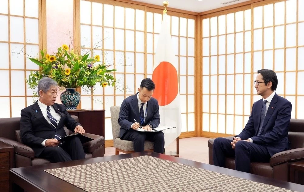 En el encuentro entre el embajador Do Hung Viet y ministro de Relaciones Exteriores de Japón, Iwaya Takeshi (Fuente: VNA) 