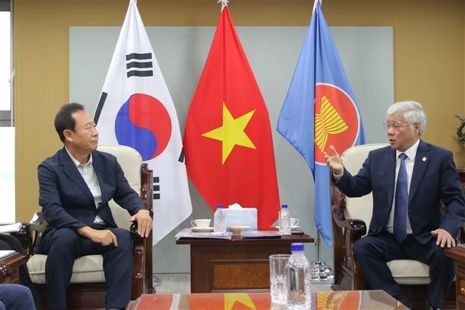 El presidente del Comité Central del Frente de la Patria de Vietnam, Do Van Chien (derecha), propone varias maneras de garantizar la implementación efectiva del proyecto de la Aldea Vietnamita en el condado de Bonghwa. (Foto: VNA)