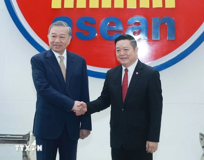 El secretario general del Partido Comunista de Vietnam, To Lam (izquierda), recibe al secretario general de la Asean, Kao Kim Hourn. (Foto: VNA)