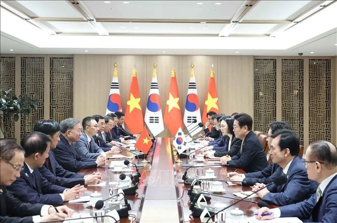 El secretario general To Lam se reúne con el presidente surcoreano, Lee Jae Myung. (Foto: VNA)