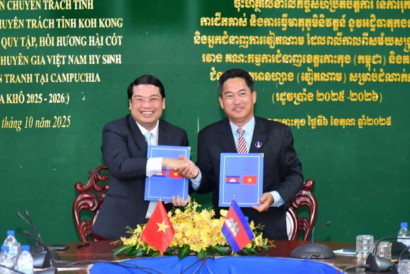 El vicepresidente del Comité Popular de la provincia vietnamita de An Giang, Le Trung Ho, y el vicealcalde de Koh Kong Hak Leng en el acto de firma. (Foto: VNA) 