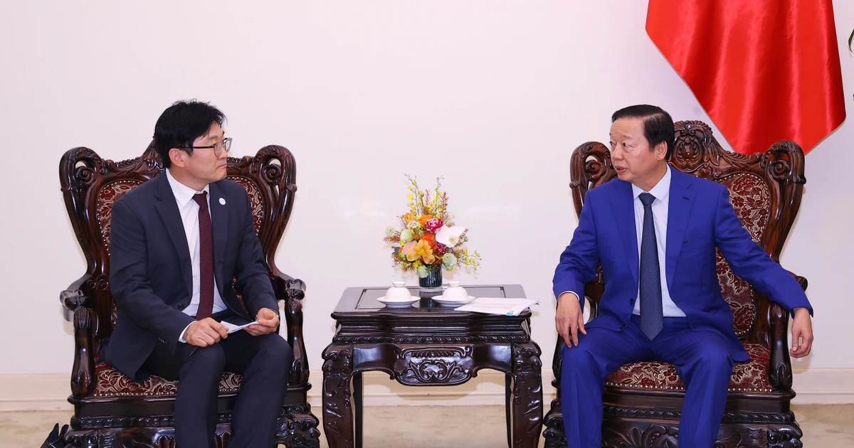 El viceprimer ministro vietnamita Tran Hong Ha recibe a Kim Deawon, subdirector general de Samsung E&A Company, filial del grupo sudcoreano Samsung. (Fuente: VNA) 