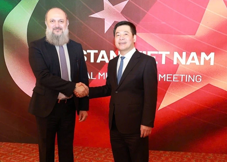 El ministro de Industria y Comercio de Vietnam, Nguyen Hong Dien, sostuvo conversaciones con el titular de Comercio de Pakistán, Jam Kamal Khan. (Fuente: VNA) 