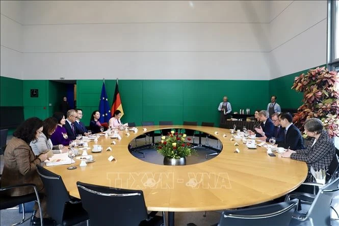 Panorama de la reunión entre Nguyen Manh Tien, subjefe de la Comisión de Defensa, Seguridad y Asuntos Exteriores de la Asamblea Nacional de Vietnam, y el vicepresidente del Parlamento Federal de Alemania, Bodo Ramelow. (Foto: VNA)