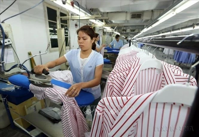 Línea de producción de prendas de vestir para exportación en la empresa Van Laack ASIA Co., Ltd., con inversión de Alemania, en el Parque Industrial Ngoc Hoi, en Hanói. (Foto: VNA)