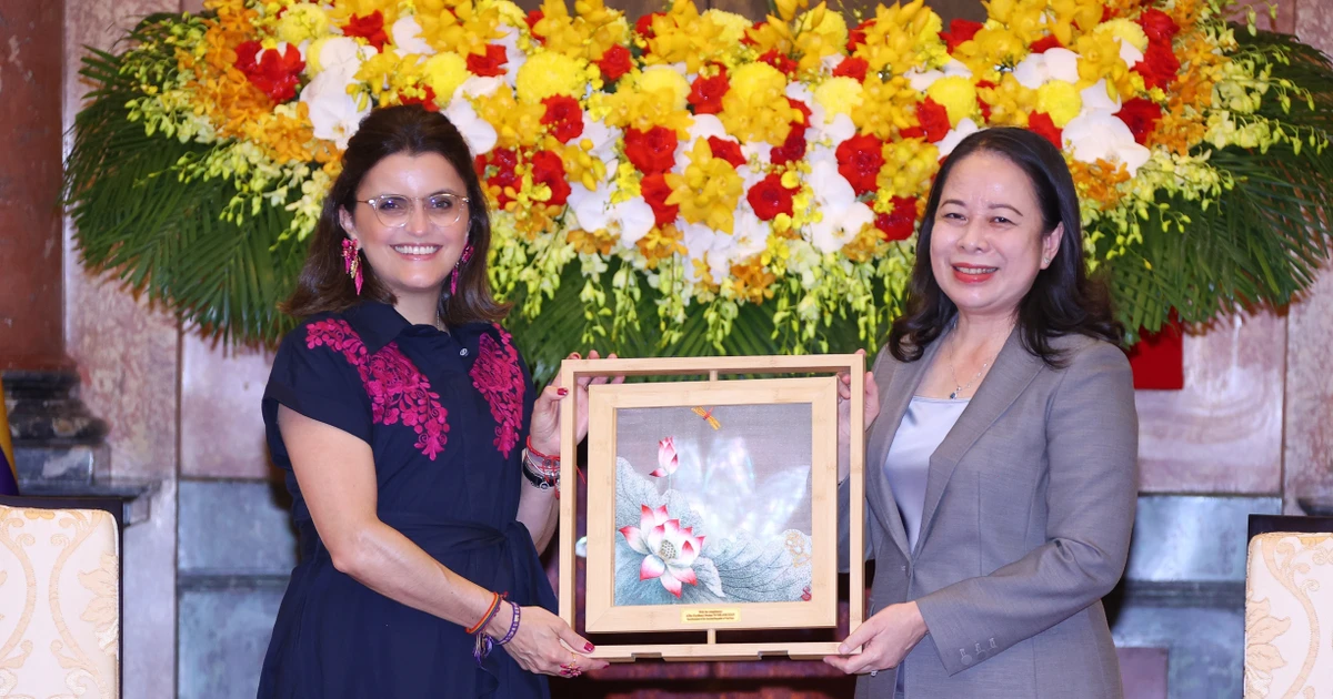La vicepresidenta vietnamita Vo Thi Anh Xuan entrega un obsequio a la vicepresidenta de Ecuador, María José Pinto González Artigas. (Fuente: VNA) 