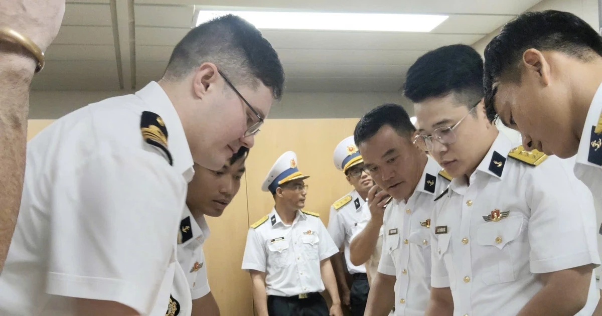 Los oficiales vietnamitas y neozelandeses discuten y acuerdan un plan de entrenamiento conjunto. (Foto: VNA)